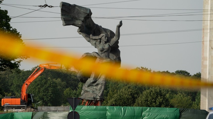 Акт вандализма: РФ направила ноту протеста Латвии из-за сноса памятника советским воинам