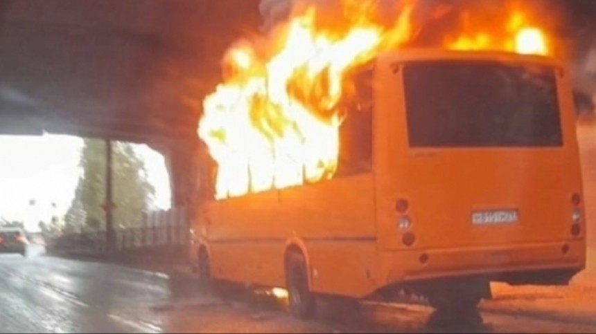 Рейсовый автобус загорелся во время движения в Архангельске
