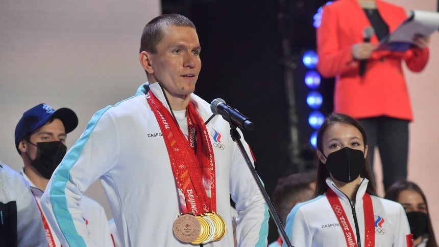 Трехкратный олимпийский чемпион Александр Большунов стал отцом и показал малышку