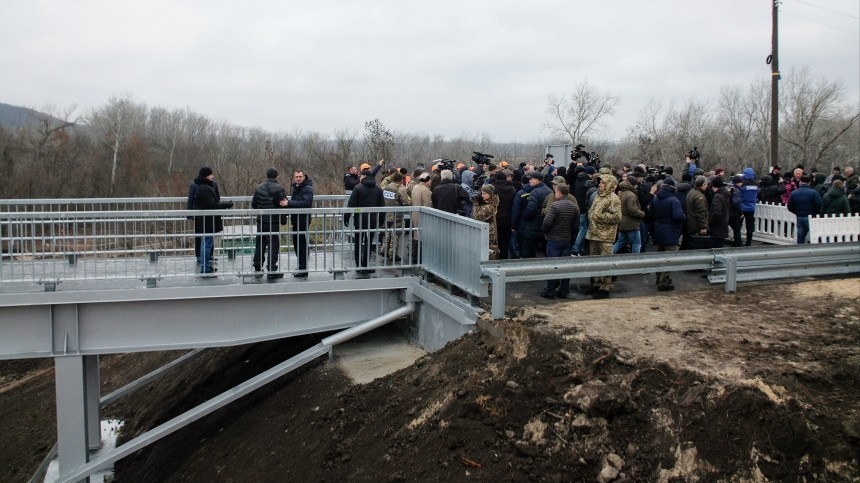 Российские военные за 10 дней построили мост через реку Северский Донец в ЛНР