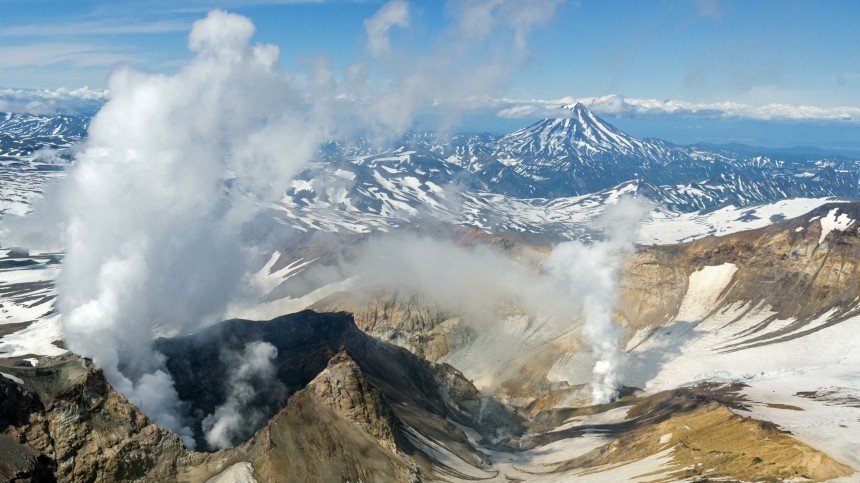 Опубликованы новые кадры поиска туристов на вулкане на Камчатке