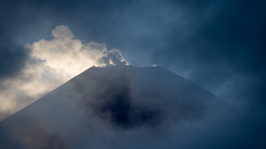 Спасатели снова не смогли высадиться на камчатский вулкан, где застряли туристы
