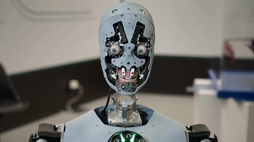 Добро пожаловать: гостей ВЭФ-2022 встретил робот Алекс