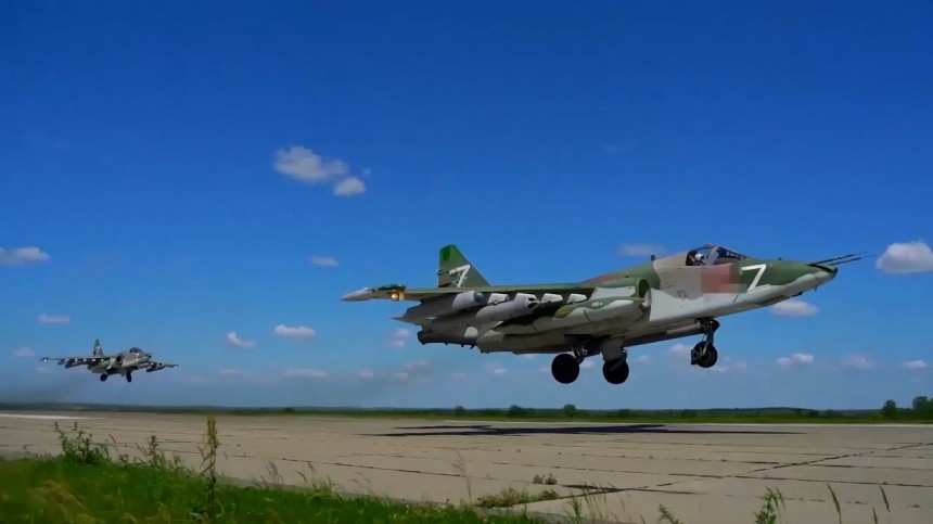 Видео: Су-25 разнесли замаскированные позиции, бронетехнику и живую силу ВСУ