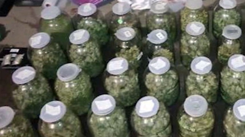 В гараже у жителя Воронежа нашли 41 трехлитровую банку с марихуаной