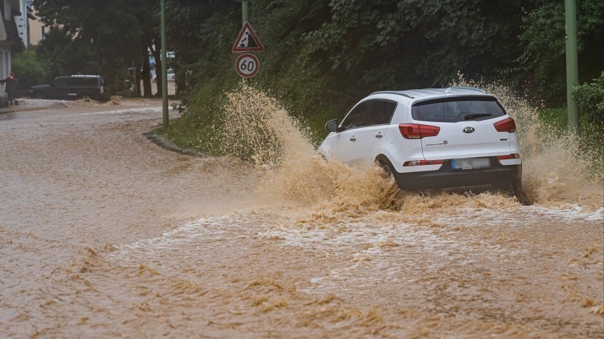 Наводнение в Германии превратило улицы города Адорф в бурные реки