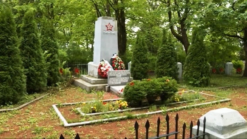 Власти Эстонии разоряют могилы солдат Красной армии