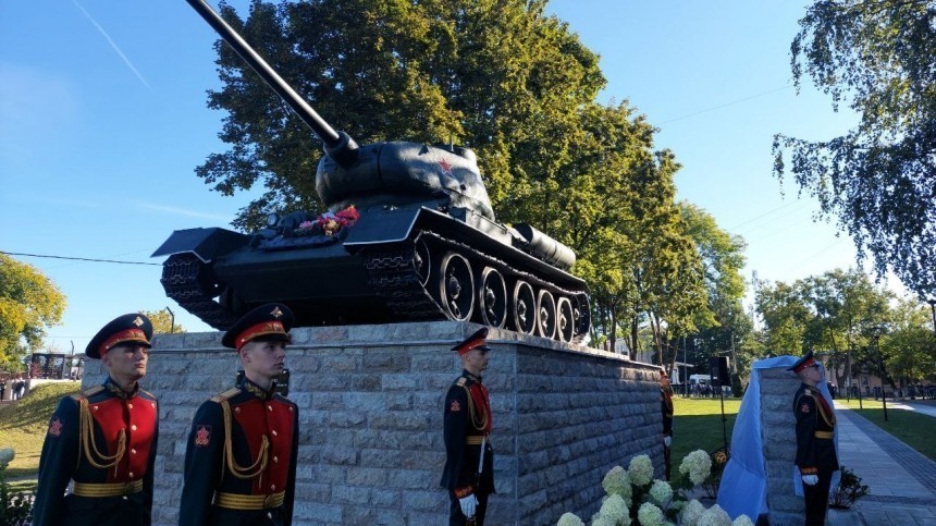 В Ивангороде открыли памятник символу победы в Великой Отечественной  танку Т-34