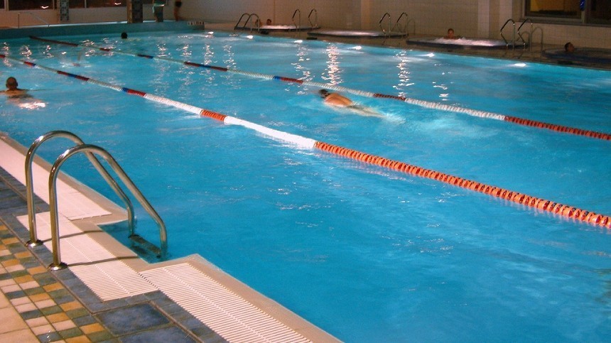 Камнем пошла ко дну: школьница умерла во время тренировки в бассейне на западе Москвы