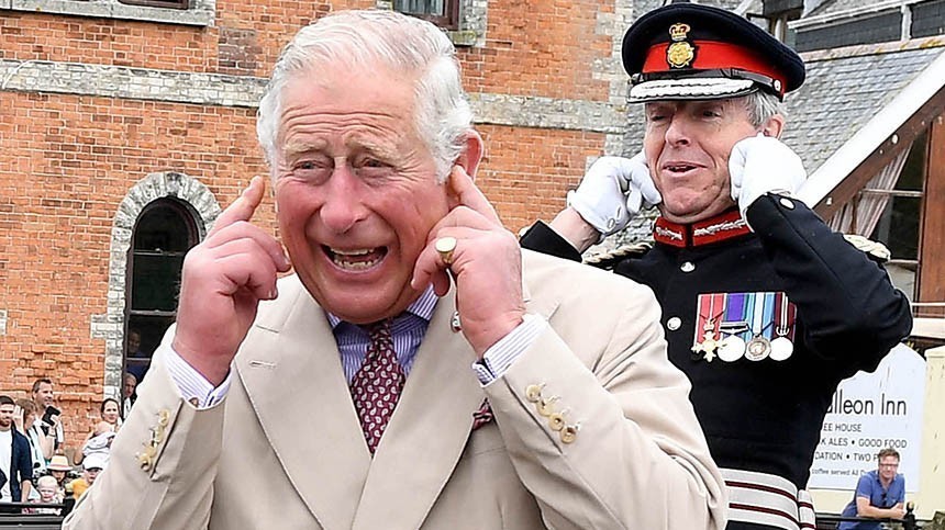 «Это пальцы-сосиски», Карл!» — шутят интернет-пользовали, рассматривая отекшие ладони нового короля Великобритании.
