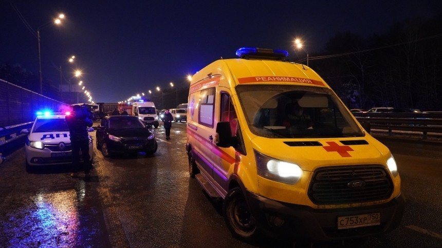 Gelandewagen протаранил три авто на трассе в Подмосковье, один человек погиб