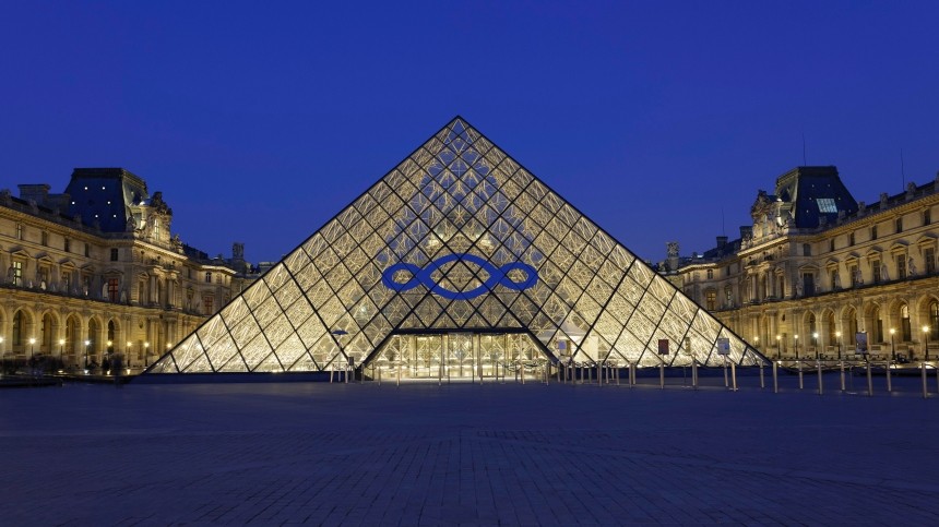 В Париже мэрия сократила время подсветки зданий. Пирамида Лувра теперь гаснет не в час ночи, а уже в 11 вечера.