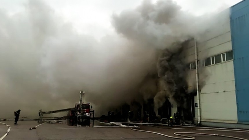 К ликвидации возгорания в Северной столице привлекли десятки пожарных.