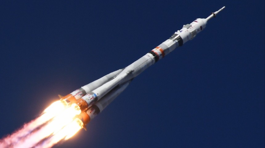 Российский корабль Союз успешно доставил на МКС российско-американский экипаж