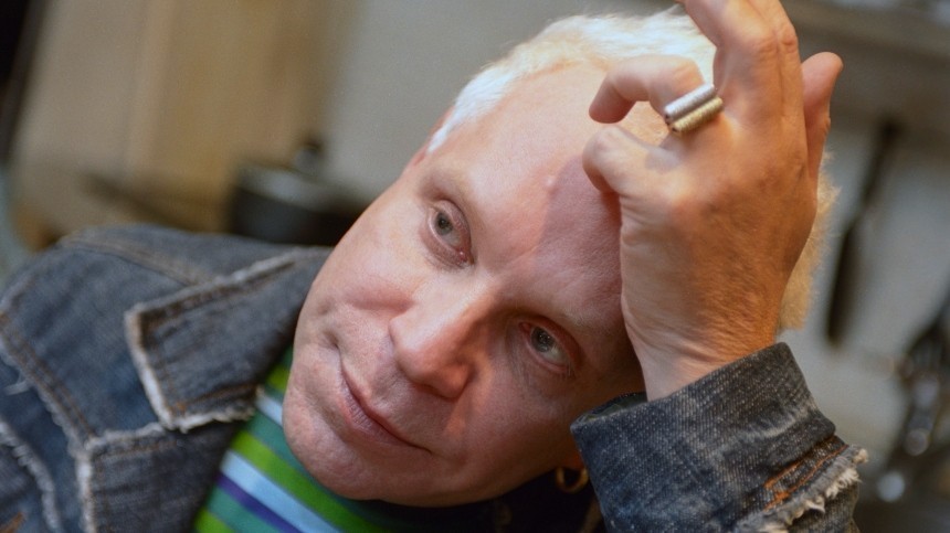 Синий мешок и грузовик: тело Моисеева вынесли из его квартиры в Москве