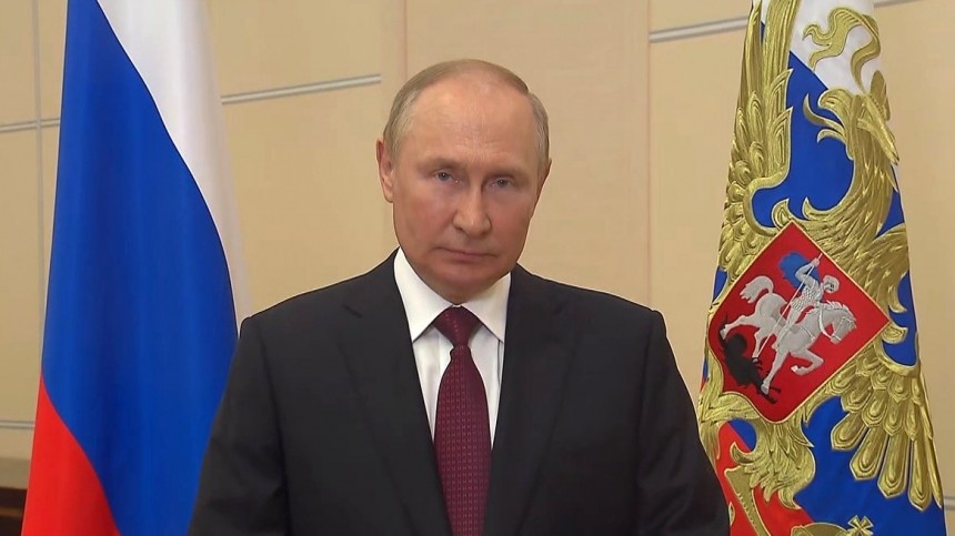 Путин минутой молчания почтил память героев Русской весны и героев России
