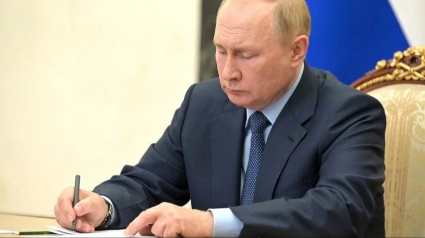 Путин подписал договоры о присоединении к РФ с главами новых территорий