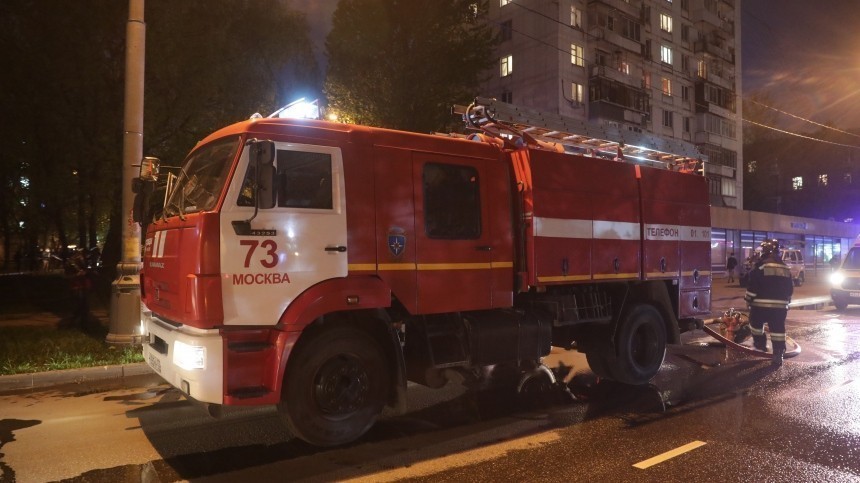 Более 300 человек эвакуировались из-за мощного пожара в общежитии Москвы