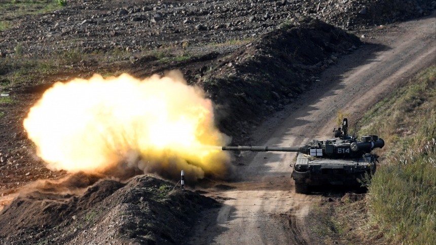 Российские танки Т-80 прокладывают путь штурмовым бригадам в ходе СВО