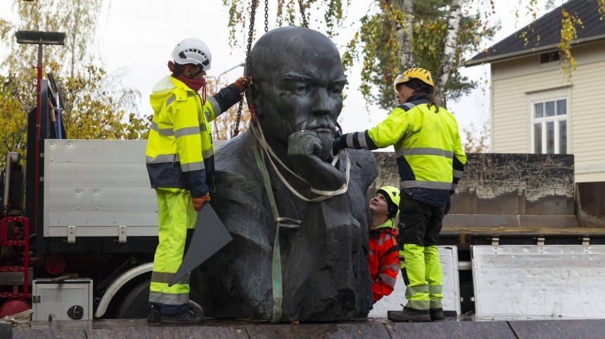 С кем поведешься: финны соревнуются с прибалтами в сносе советских памятников