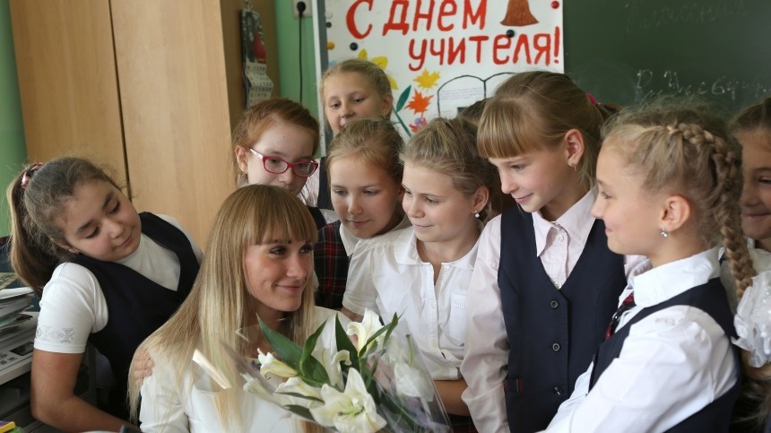 Роботы, блоги и костюмы: в России празднуют День учителя по-новому