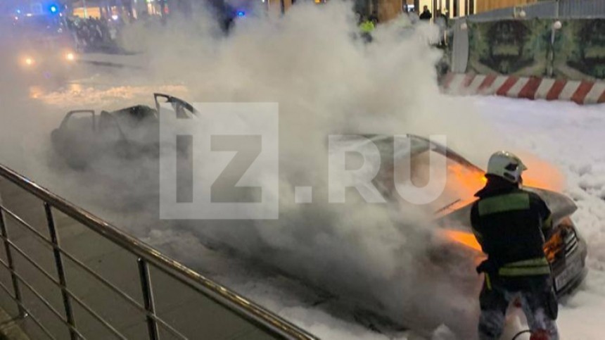 В Москва-Сити крупный пожар сгорело два автомобиля рядом с башней Федерация
