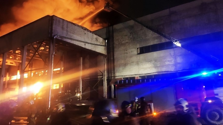 Пожарные справились с 19-часовым возгоранием на складе в Петербурге
