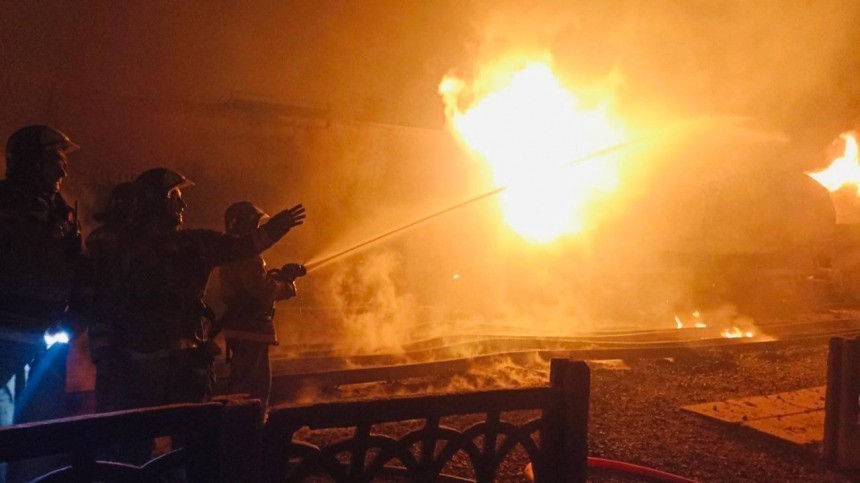 Жителей Шахтерска в ДНР эвакуируют из-за мощного пожара после атаки ВСУ