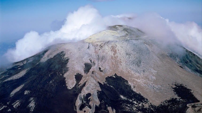 Самолет с пожарными врезался в склон действующего вулкана Этна