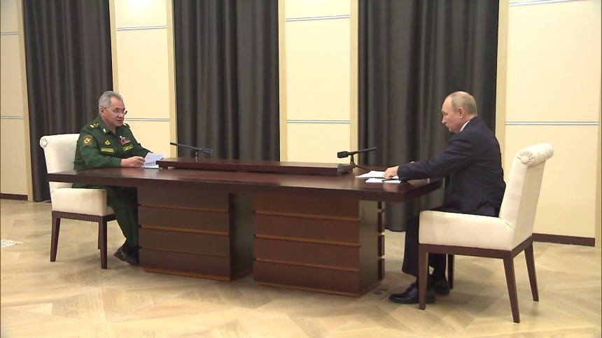 Владимир Путин проводит встречу с министром обороны Сергеем Шойгу