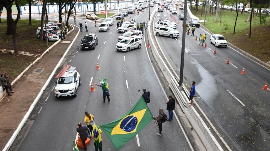 Президент Бразилии Болсанару не оставляет пост: несогласные хотят переворота