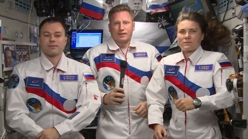 Космонавты Роскосмоса с борта МКС поздравили россиян с Днем народного единства