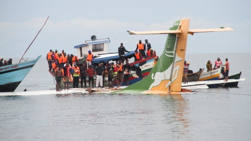 Тащили из воды толпой: три человека погибли при падении самолета в Танзании