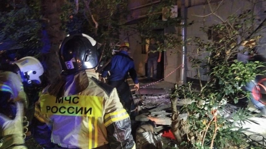 Два человека погибли при обрушении балкона жилого дома в Сочи