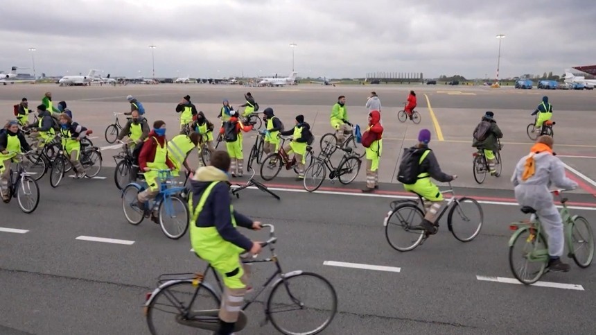 Лучше «Шоу Бенни Хилла»: экоактивисты устроили скандал в аэропорту Амстердама