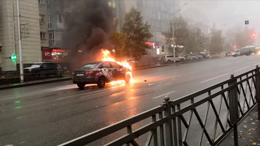 Lada Vesta загорелась на ходу в центре Уфы