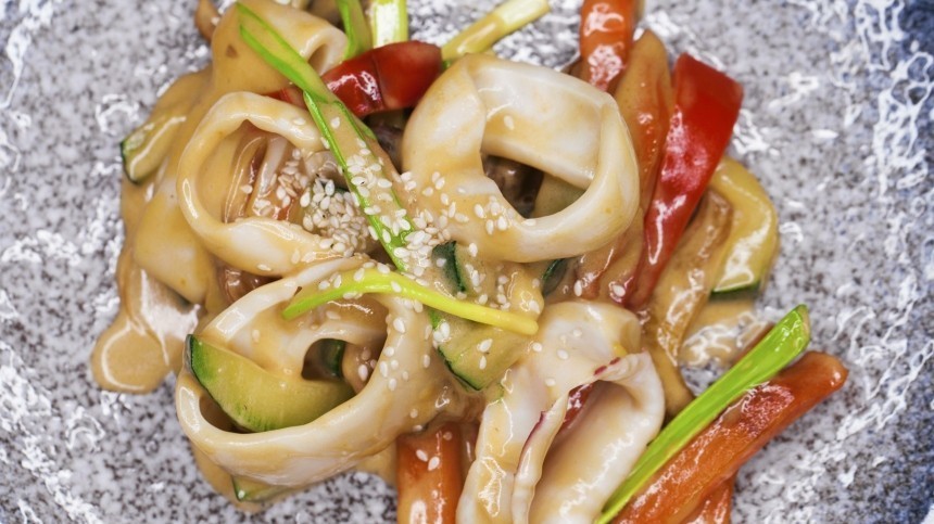 Ароматно и аппетитно: рецепт быстрого салата с морепродуктами от шефа Емельяненко