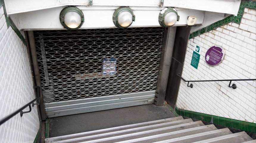 Жители Парижа из-за роста цен заблокировали работу метро