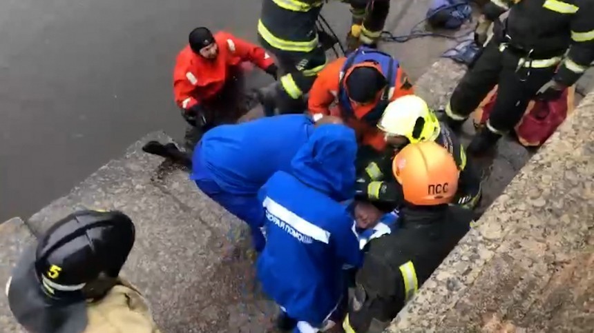 Директор частной клиники упал в ледяную воду Фонтанки после оживленного спора