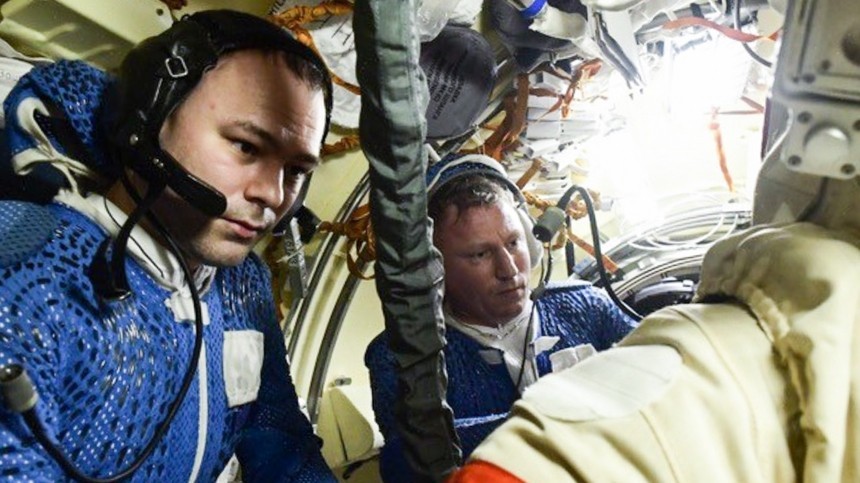 Космонавты Прокопьев и Петелин вышли в открытый космос на семь часов