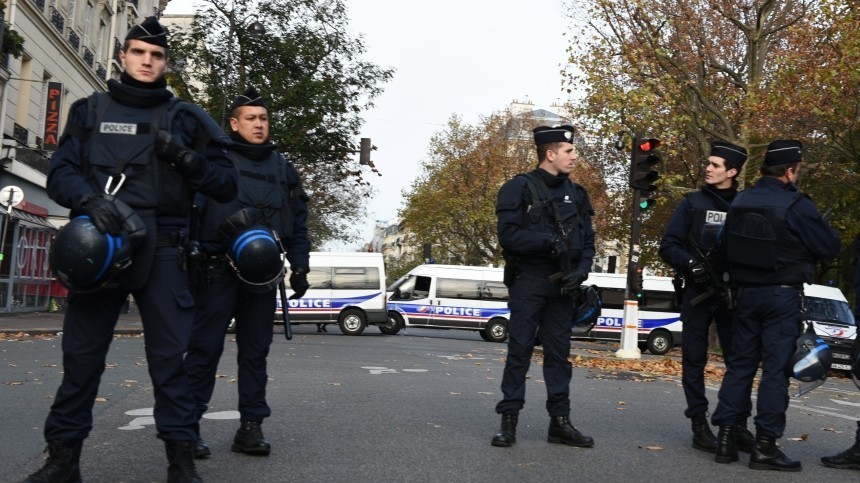 Украинцы напали на французских блогеров на акции в поддержку Донбасса в Париже