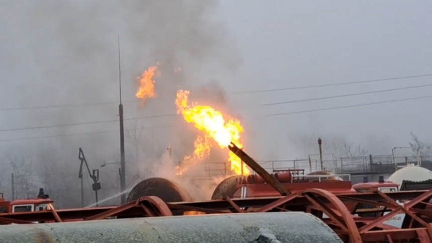 Мощный пожар вспыхнул на нефтебазе в Макеевке после обстрела  видео с места