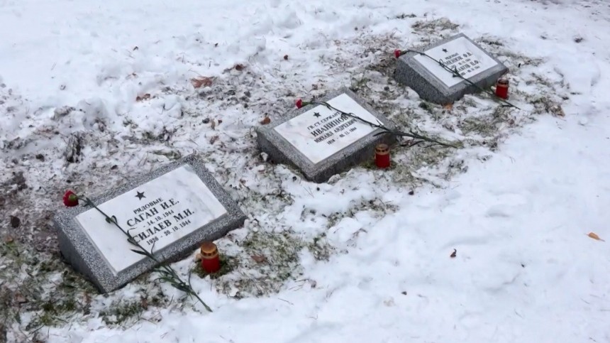 В Латвии на братское кладбище советских солдат вернулись пропавшие надгробия