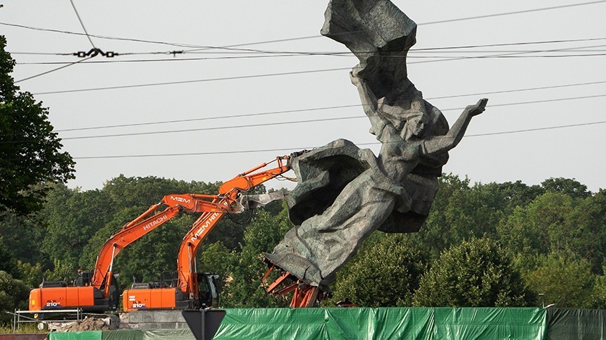 В Латвии требуют компенсации за снос памятников времен Великой Отечественной
