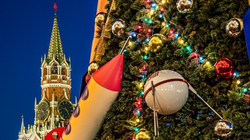 Новогоднюю елку нарядили на Красной площади