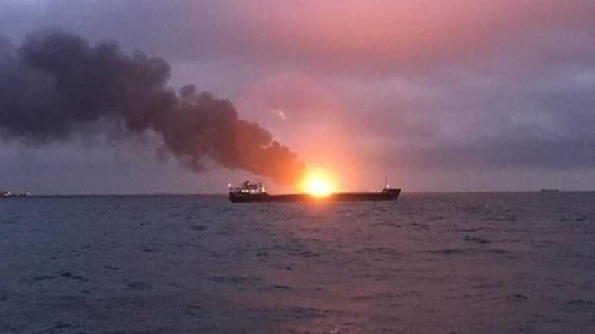 В Охотском море полыхает судно с сотней человек на борту