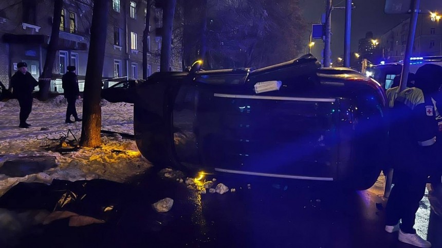 Момент наезда автомобиля на пешеходов в Москве попал на видео