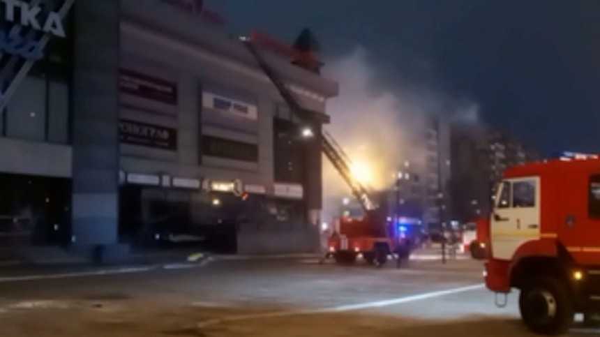 В Красноярске загорелся торговый центр Взлетка Plaza