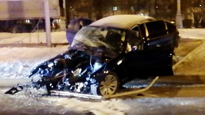 Три человека пострадали в ДТП с иномаркой на Рублевском шоссе в Москве