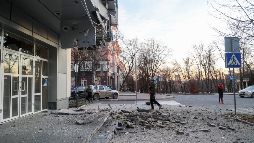 Военкор Известий показал последствия мощного обстрела центра Донецка